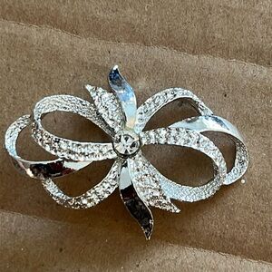 VINTAGE GERRI STAMPED BOW BROOCH, silvertone good cond